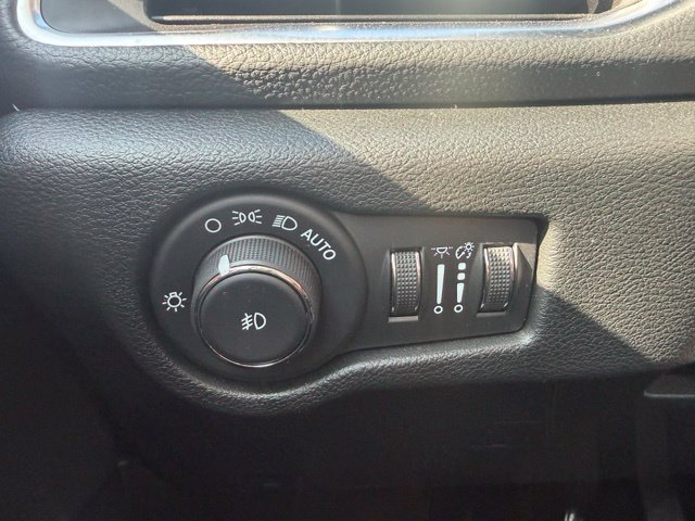 Used 2025 Chrysler Pacifica Limited FWD image 14