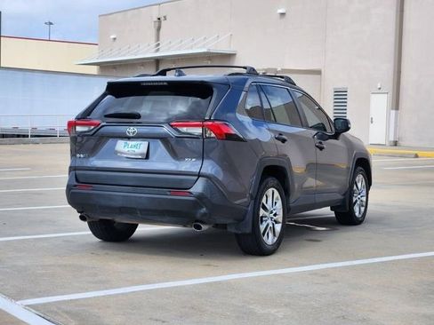 Used 2021 Toyota RAV4 XLE Premium FWD image 5