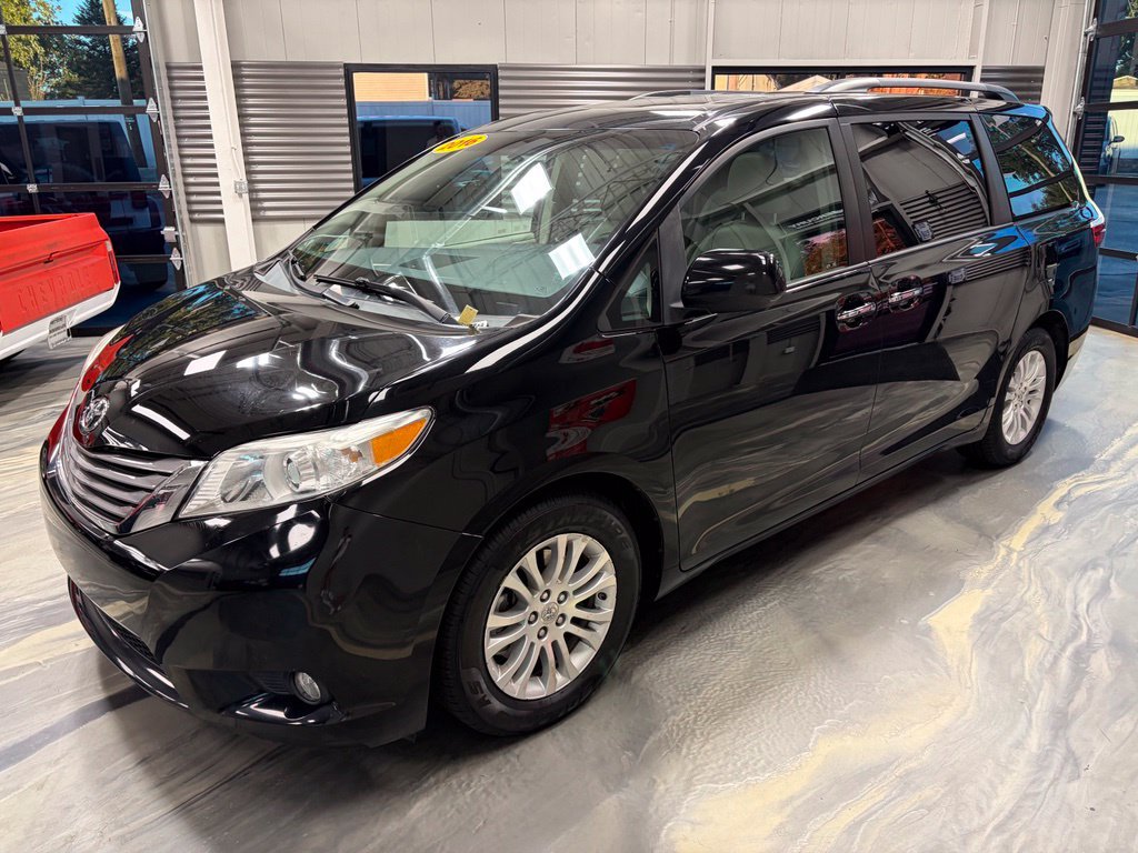 Used 2016 Toyota Sienna XLE w/ XLE Navigation Package FWD image 41