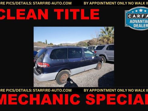 Used 2002 Toyota Sienna CE image 1