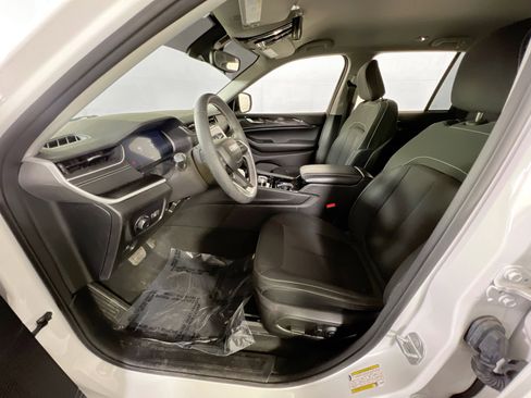 Used 2023 Jeep Grand Cherokee Laredo AWD/4WD image 19