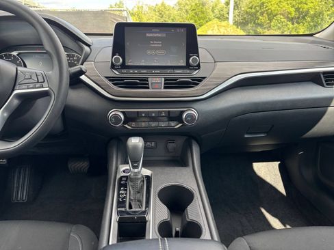 Used 2025 Nissan Altima 2.5 SV FWD image 14