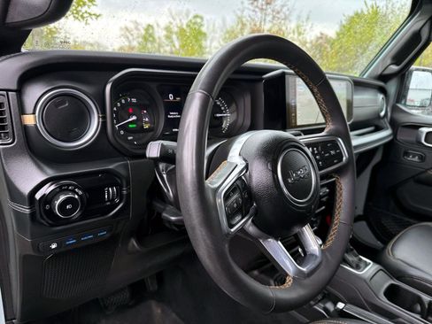 Used 2024 Jeep Wrangler Unlimited Sahara w/ Technology Group AWD/4WD image 9
