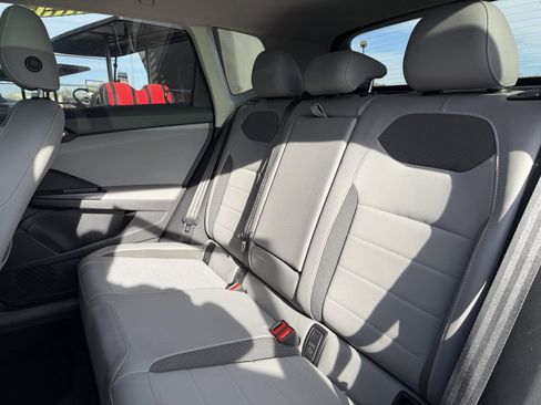 Used 2022 Volkswagen Taos SE w/ Panoramic Sunroof Package image 35