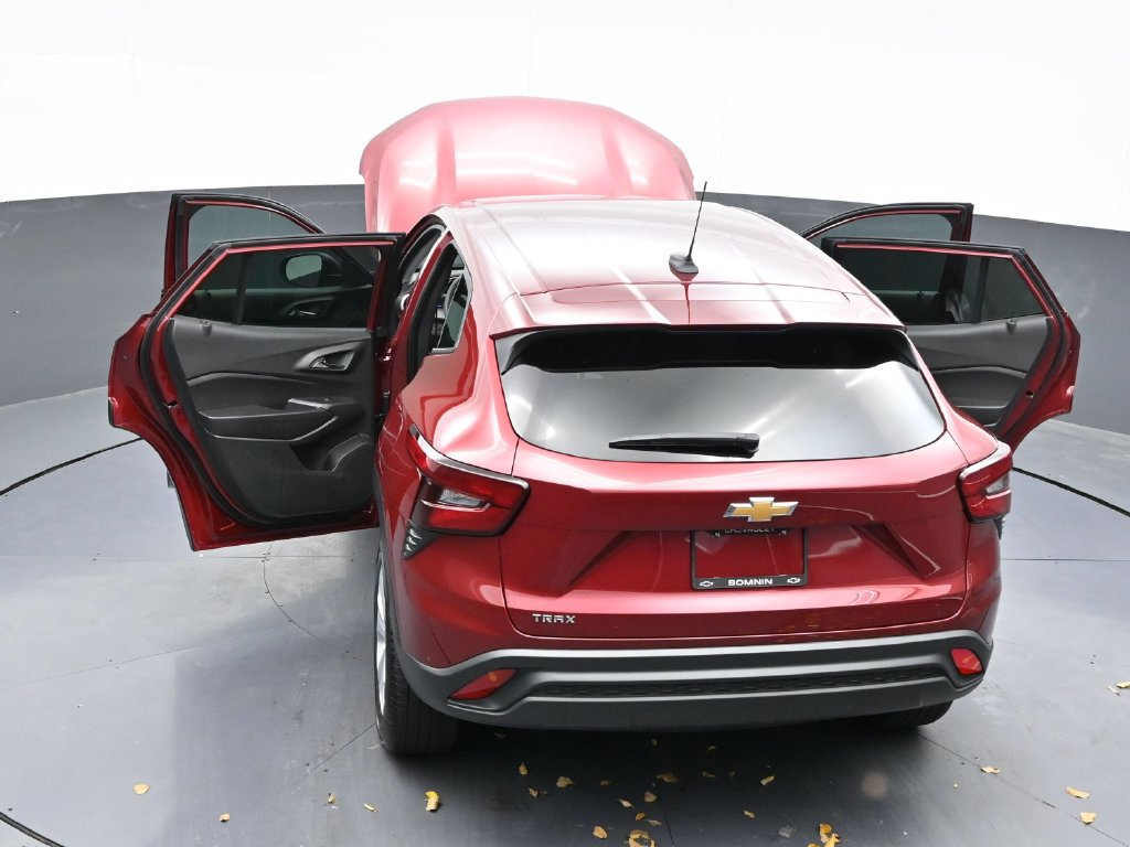 Used 2025 Chevrolet Trax LS FWD image 32