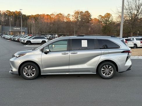 Used 2023 Toyota Sienna XLE image 3