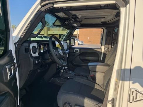 Used 2024 Jeep Gladiator Sport AWD/4WD image 11