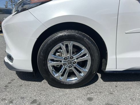 Used 2024 Toyota Sienna Platinum image 20