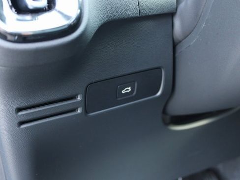 Used 2025 Volvo XC40 B5 Plus image 16