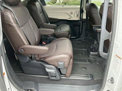 Certified 2024 Toyota Sienna Platinum image 35