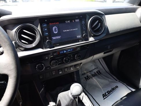 Used 2018 Toyota Tacoma TRD Off-Road w/ TRD Premium Off Road Package AWD/4WD image 15