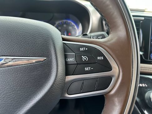 Used 2017 Chrysler Pacifica Limited w/ UConnect Theater Package FWD image 15