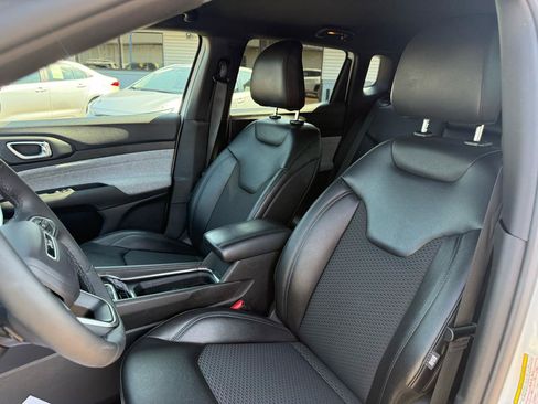 Used 2025 Jeep Compass Latitude AWD/4WD image 8