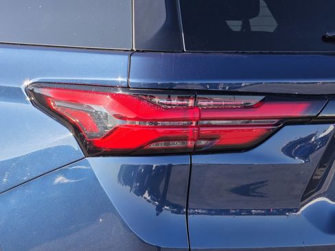 Used 2023 Chevrolet Traverse LT image 11