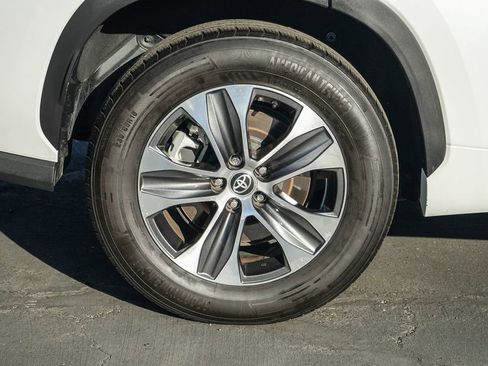 Used 2022 Toyota Highlander XLE FWD image 11