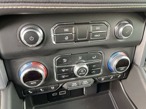 Used 2024 GMC Yukon SLT w/ SLT Premium Package image 18