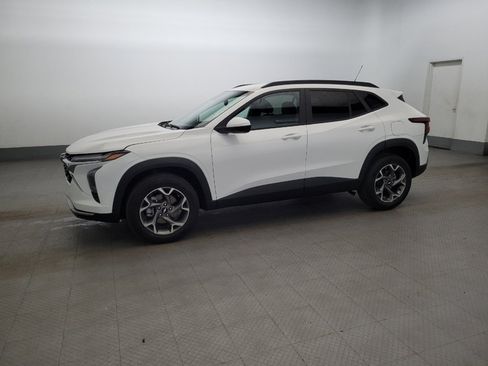 Used 2025 Chevrolet Trax LT FWD image 2