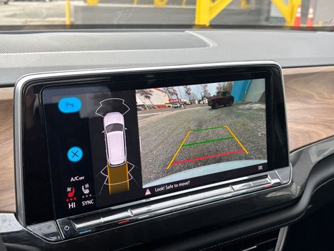 Used 2025 Volkswagen Atlas SE image 17