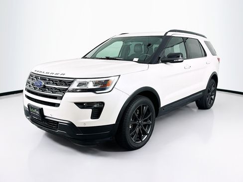 Used 2018 Ford Explorer XLT w/ Equipment Group 202A AWD/4WD image 3