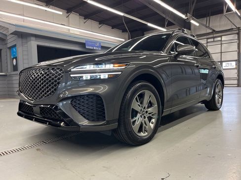 Used 2025 Genesis GV70 3.5T Sport image 3
