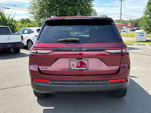 Used 2024 Jeep Grand Cherokee Altitude AWD/4WD image 3