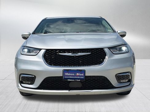 Used 2023 Chrysler Pacifica Touring-L FWD image 2