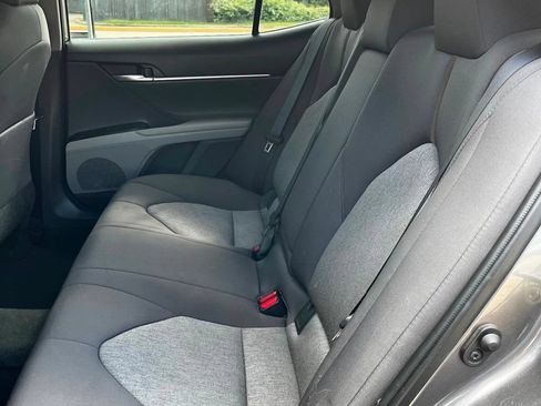 Used 2020 Toyota Camry LE FWD image 19
