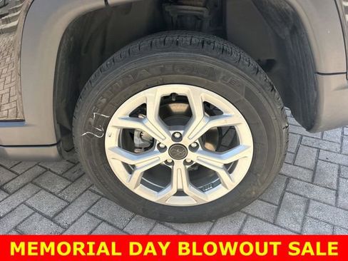 Used 2025 Jeep Compass Latitude AWD/4WD image 10