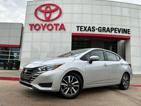 Used 2025 Nissan Versa SV FWD image 2