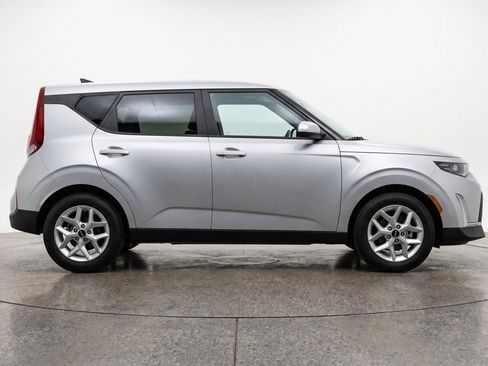 Used 2025 Kia Soul LX w/ LX Technology Package FWD image 11