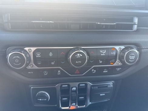 New 2025 Jeep Wrangler Unlimited Sahara AWD/4WD image 22