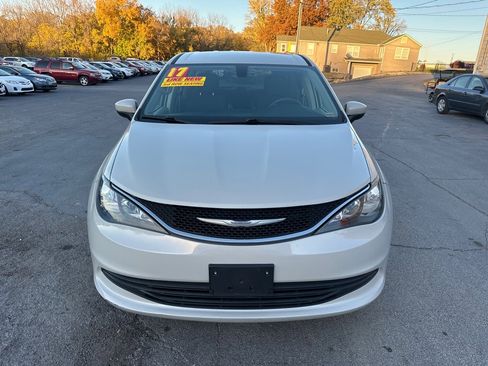 Used 2017 Chrysler Pacifica Touring image 3