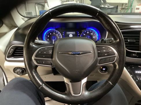 Used 2019 Chrysler Pacifica Touring-L image 26