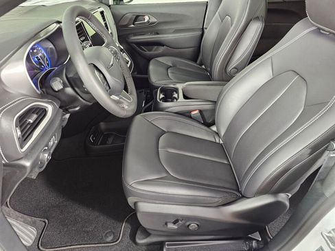 New 2026 Chrysler Pacifica Select image 17