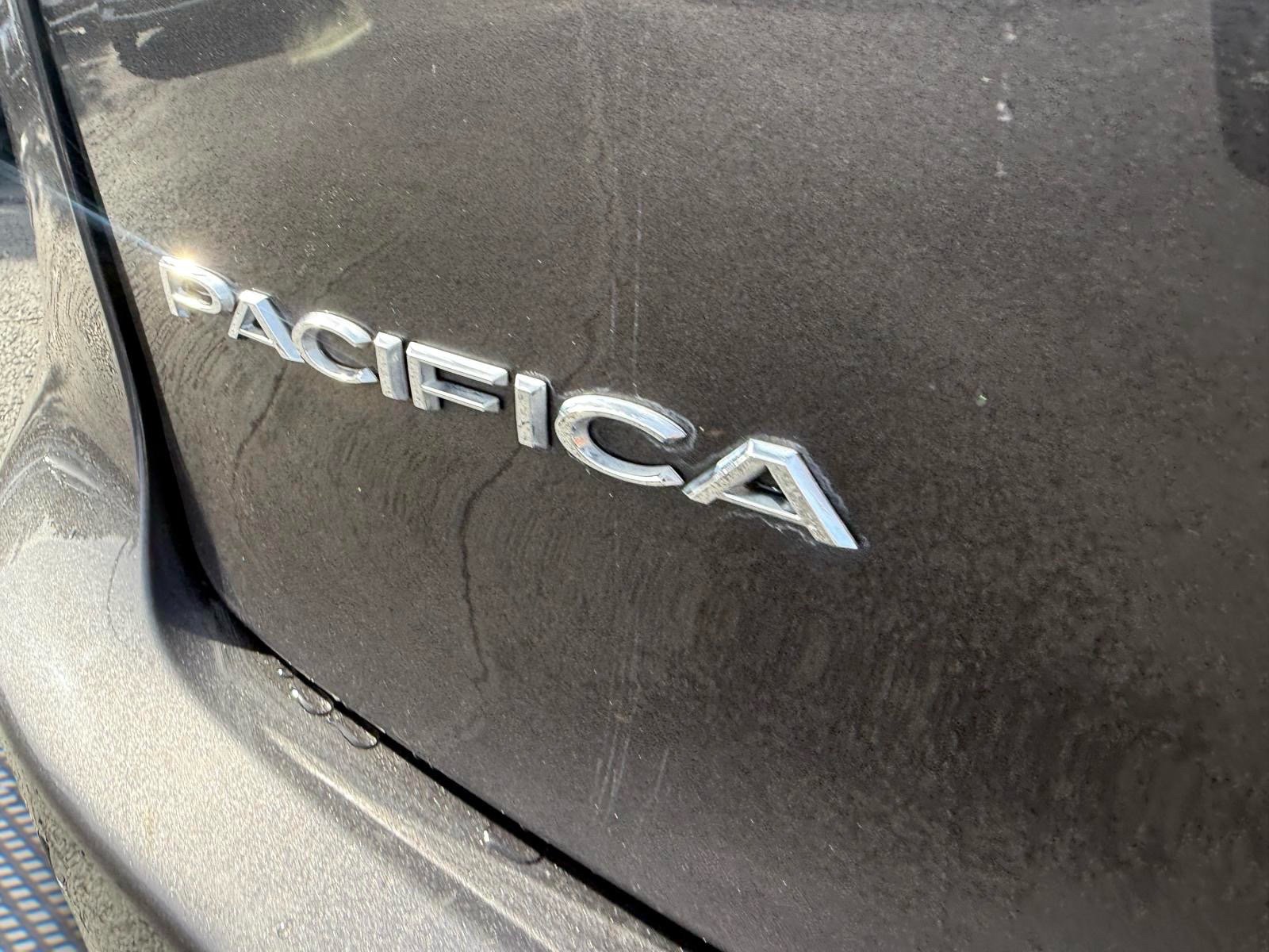 Used 2023 Chrysler Pacifica Limited FWD image 6