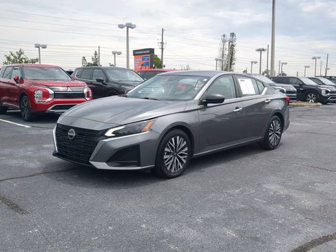 Used 2024 Nissan Altima 2.5 SV FWD image 2