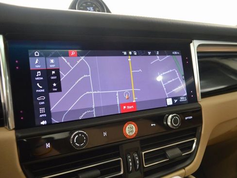 Certified 2025 Porsche Macan AWD/4WD image 27