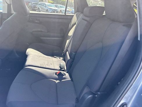 Used 2022 Toyota Highlander LE FWD image 12