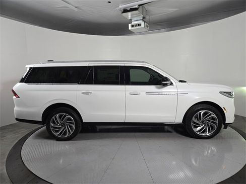 New 2025 Lincoln Navigator L Reserve image 3