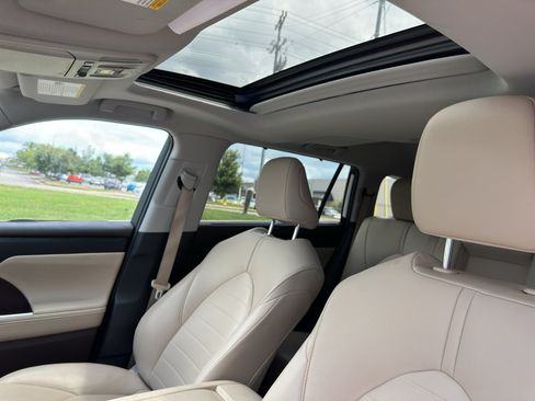 Used 2020 Toyota Highlander XLE FWD image 20