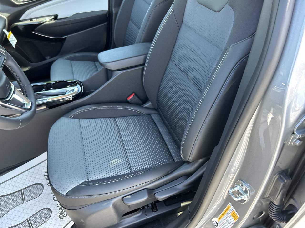 New 2026 Chevrolet Trax LT w/ Sunroof Package FWD image 25