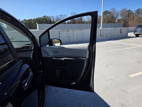 Used 2024 Toyota Sienna XLE image 28