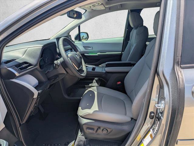 Used 2026 Toyota Sienna XLE FWD image 4