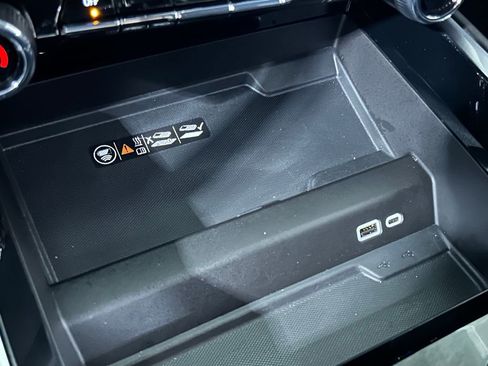 Used 2025 Chevrolet Suburban LT image 25