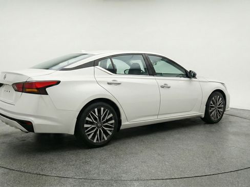 Used 2025 Nissan Altima 2.5 SV FWD image 9