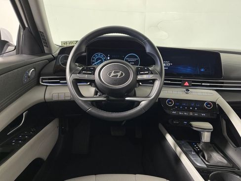 Used 2025 Hyundai Elantra Limited FWD image 15