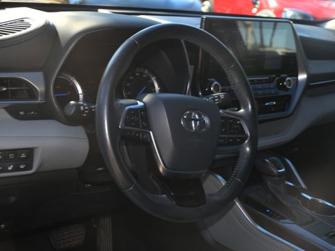 Used 2021 Toyota Highlander Platinum image 9