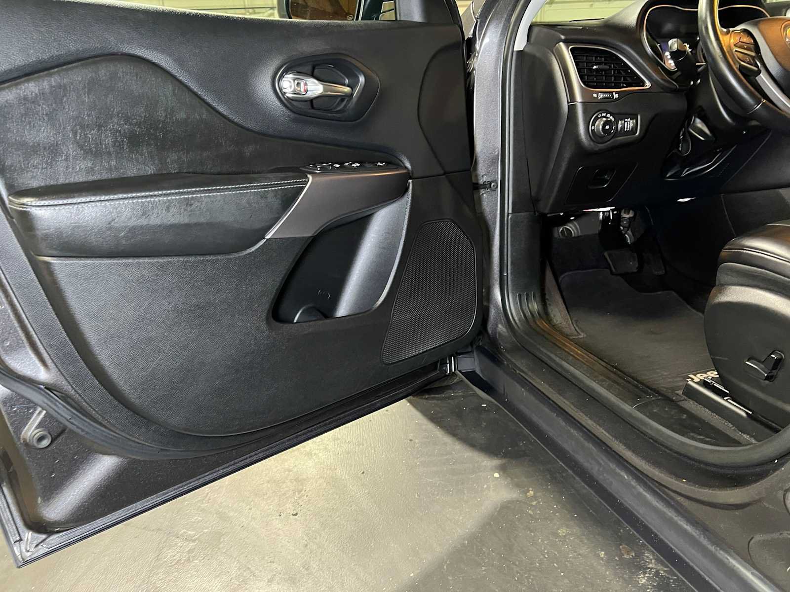 Used 2019 Jeep Cherokee Latitude Plus FWD image 19