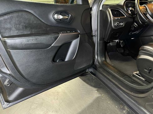 Used 2019 Jeep Cherokee Latitude Plus FWD image 19