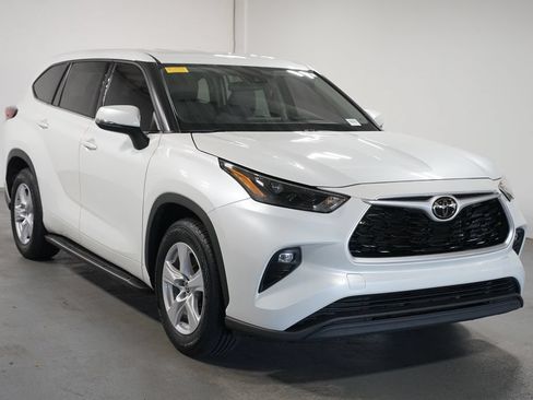 Used 2022 Toyota Highlander LE FWD image 3